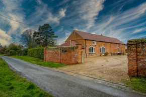 Chestnut Barn, North Norfolk with private hot tub & close to beaches